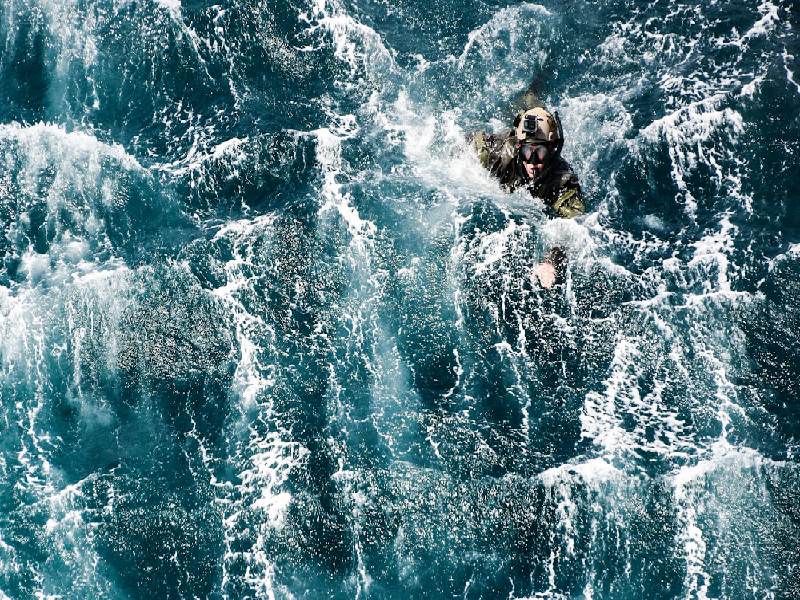 Bolton gaat uit van de maritieme sabotage door Iran, maar bewijsmateriaal wijst de andere kant op.