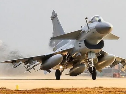 Game changer: Iran koopt Chinees J-10C vliegtuig dat machtsevenwicht in Midden-Oosten kan veranderen